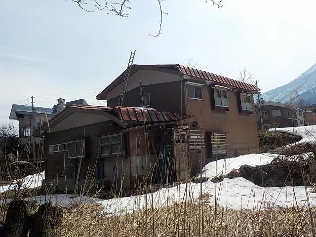 雪で屋根が凹んだ空き家（56坪）の解体前