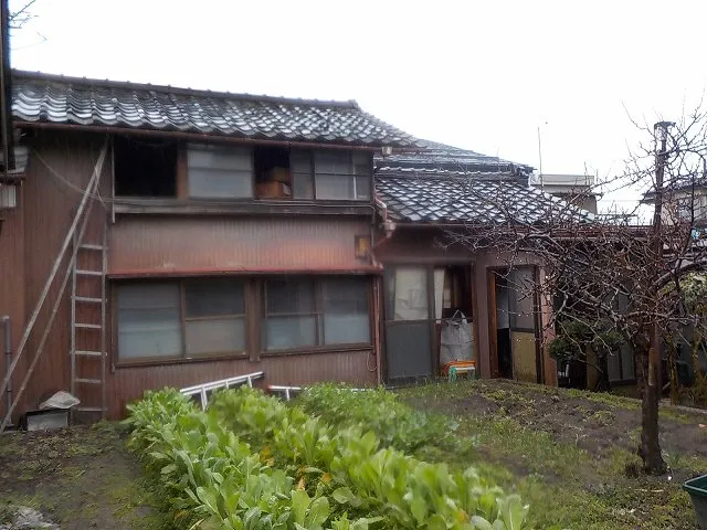 作業通路が狭い木造住宅（27坪）の解体前